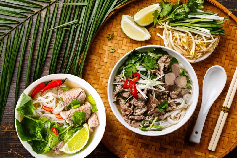 Phở tuy không có nguồn gốc từ Hà Nội nhưng từ lâu đã trở thành món ăn truyền thống Hà Nội.