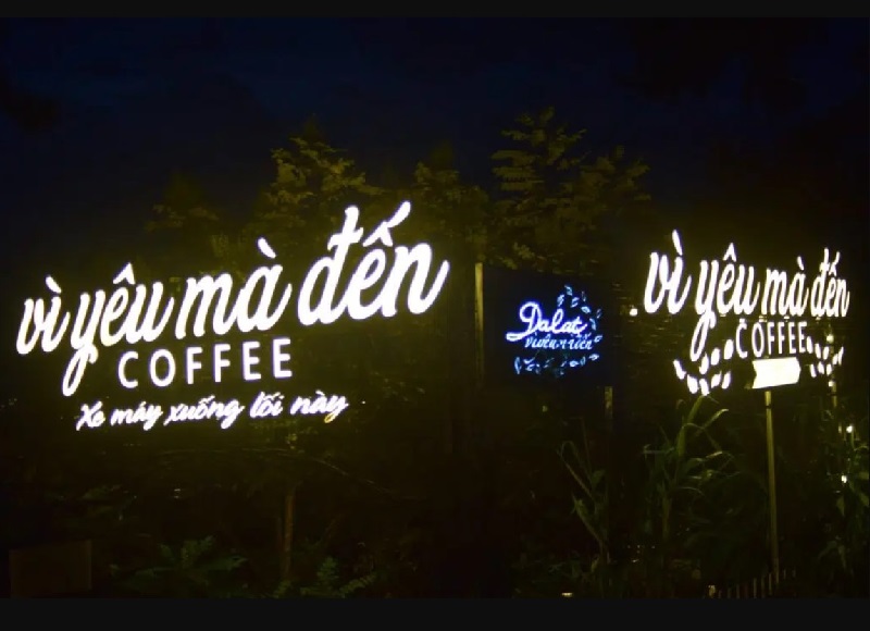 Bảng hiệu của quán cafe bệt Đà Lạt Vì Yêu Mà Đến trên đường Hùng Vương.