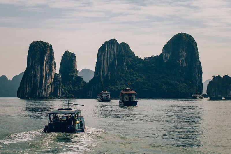 Có thể di chuyển đến hang Thiên Cung bằng tàu và khám phá những địa danh khác.