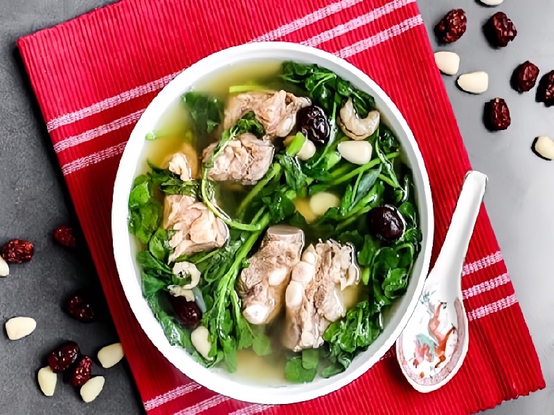 Món ăn Quảng Đông - Canh cải xoong nấu sườn có hương thơm dễ chịu, vị ngọt thanh, tinh tế, được dùng để bồi bổ sức khỏe.