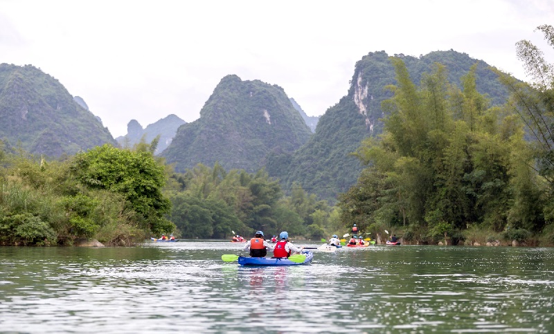 Chơi gì ở Cao Bằng? - Chèo thuyền kayak đầy phấn khích.