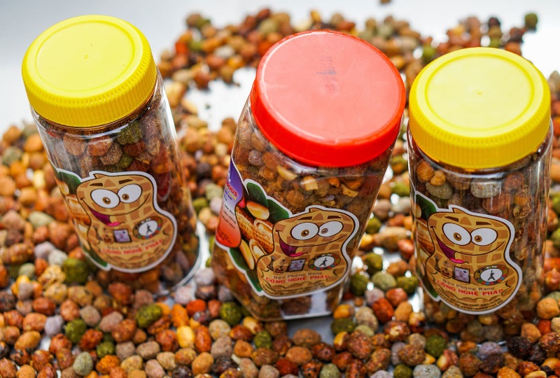 Từng hạt đậu phộng giòn tan được bọc trong lớp caramel ngọt ngào và thơm lừng, tạo nên hương vị hấp dẫn và khó cưỡng.