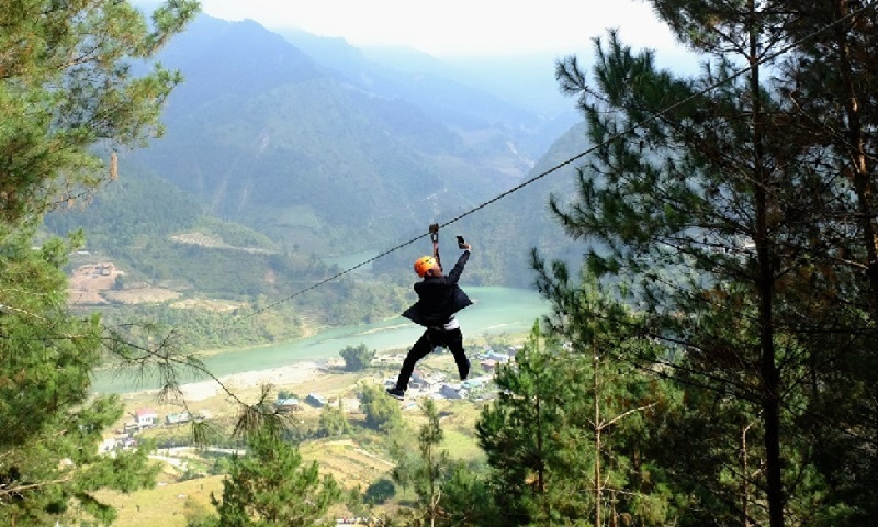 Zipline chạy qua nhiều dạng địa hình, cảnh quan như ruộng bậc thang, sông, rừng núi.