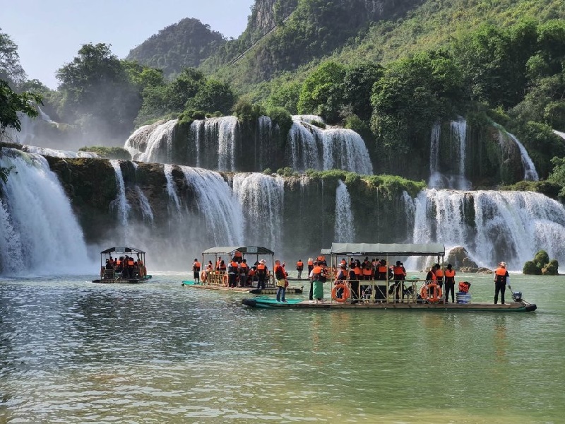 Kinh nghiệm đi Cao Bằng - Tham quan thác Bản Giốc, một trong những thác nước đẹp nhất thế giới.