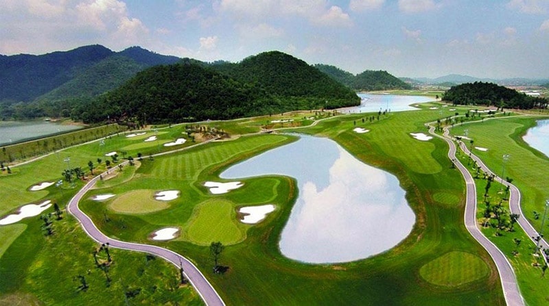 Sân golf Đà Nẵng BRG mang phong cách nguyên gốc là sự kết hợp hoàn hảo giữa vẻ đẹp thiên nhiên hoang sơ và thiết kế hiện đại, đầy thử thách.