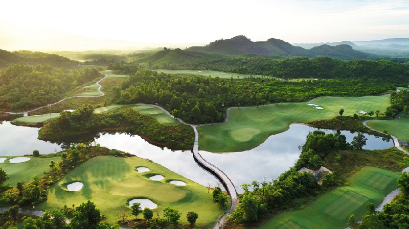 Sân golf Đà Nẵng Ba Na Hills là một kiệt tác lớn nằm giữa thiên nhiên hoang sơ và đã lập kỷ lục sân golf dài nhất Việt Nam.