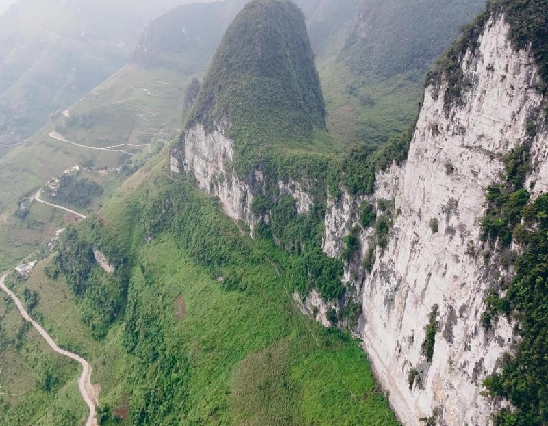 Vách đá trắng Hà Giang dựng đứng hùng vĩ giữa thiên nhiên bạt ngàn.