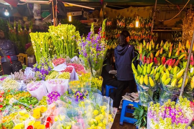 Tây Tựu là chợ hoa ngày Tết ở Hà Nội bày bán vô số loại hoa tươi thắm, góp phần tô điểm cho ngày Tết cổ truyền thêm phần lung linh và rực rỡ.