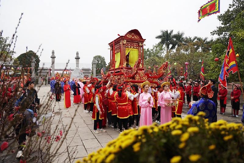 Lễ hội đền Hai Bà Trưng được tổ chức với quy mô lớn, thu hút đông đảo du khách thập phương.