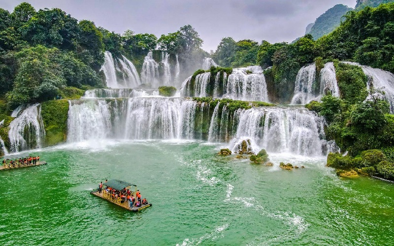 Thác Bản Giốc (Cao Bằng) mang vẻ đẹp thiên nhiên hùng vĩ, mạnh mẽ giữa đất trời bình yên.