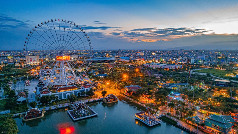 Đu quay Đà Nẵng tại Asia Park là một tác phẩm nghệ thuật kỳ công, tỏa sáng rực rỡ như mặt trời giữa lòng thành phố.