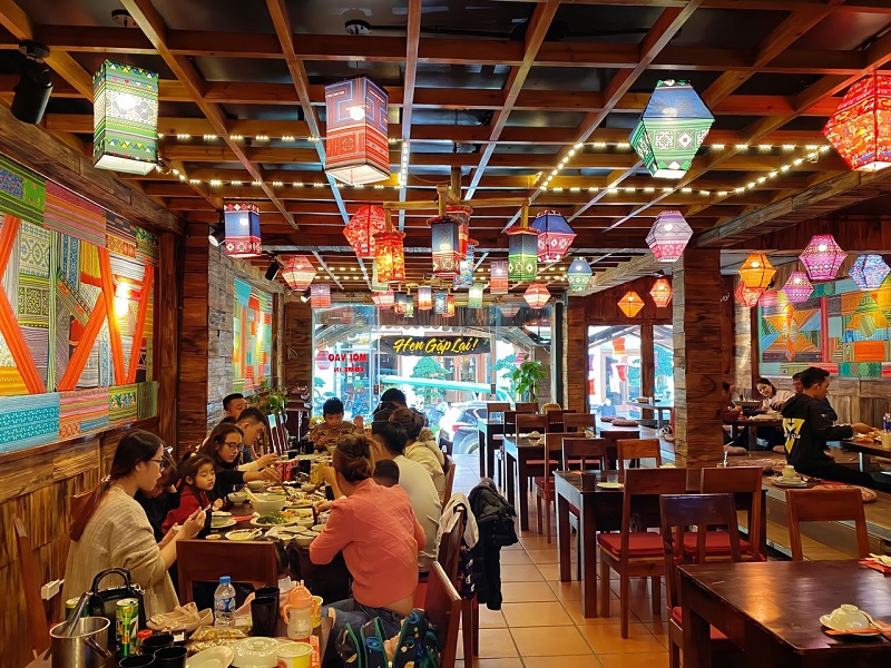 Không gian tại Viet Deli món ngon Tây Bắc.