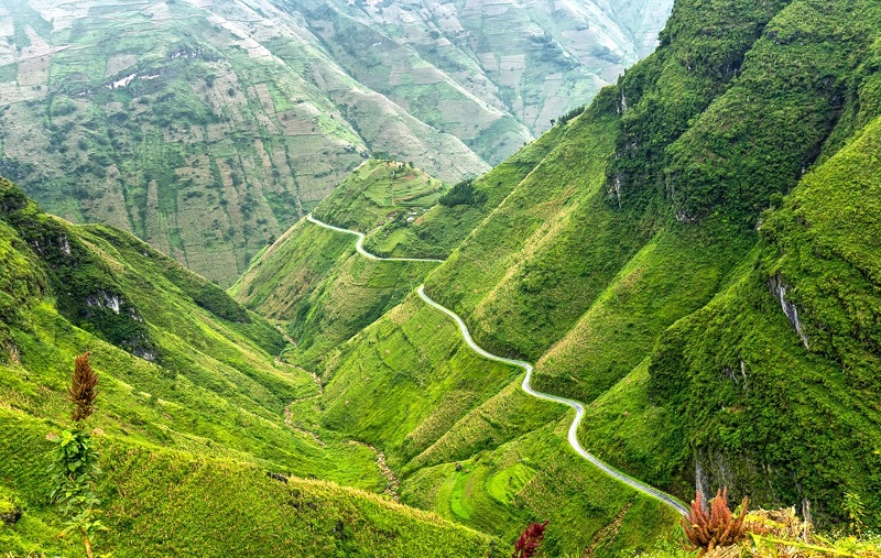 Đèo Mã Pí Lèng tuy hiểm trở nhưng du khách sẽ được ngắm những khung cảnh tuyệt đẹp.